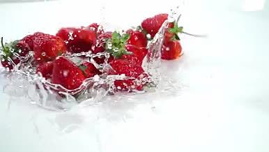 新鲜草莓落水里升格视频的预览图